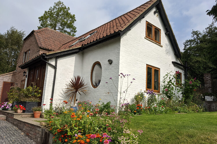 Holly Cottage - Image 1 - UK Tourism Online