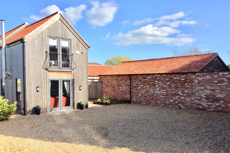 Redroofs Barn & Shepherds Hut - Image 1 - UK Tourism Online