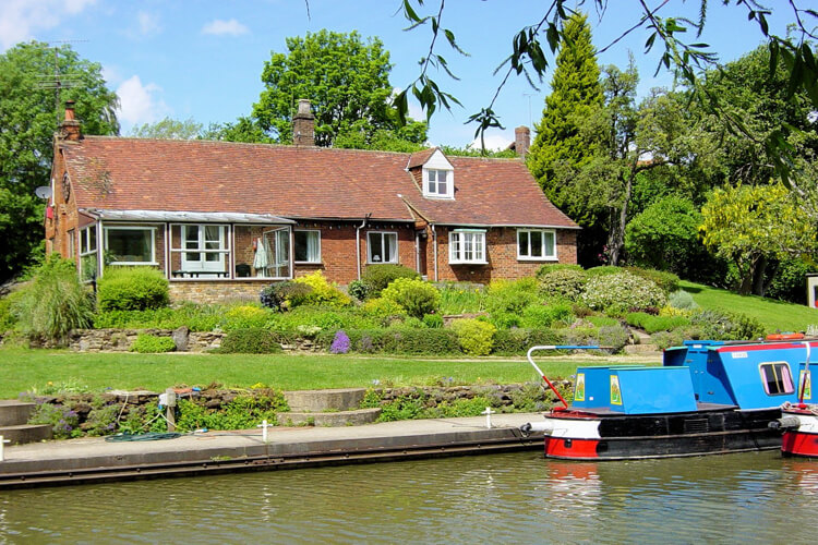 Waterside Cottage - Image 1 - UK Tourism Online