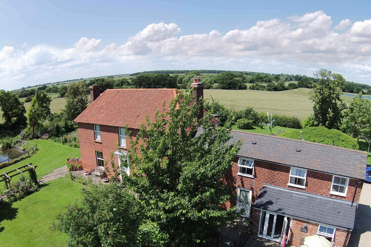 Pond House at Earls Court Farm - Image 1 - UK Tourism Online