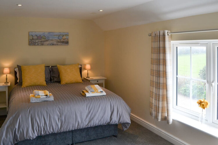 Sandy Toes Holiday Cottage - Image 1 - UK Tourism Online