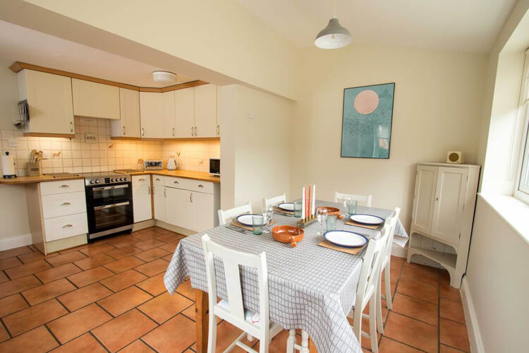 Tennyson Cottage - Image 3 - UK Tourism Online