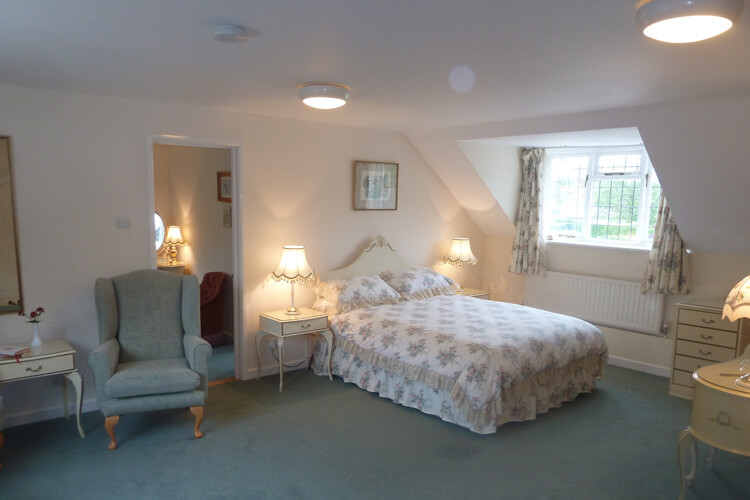 Wroughton Lodge Bed & Breakfast - Image 2 - UK Tourism Online
