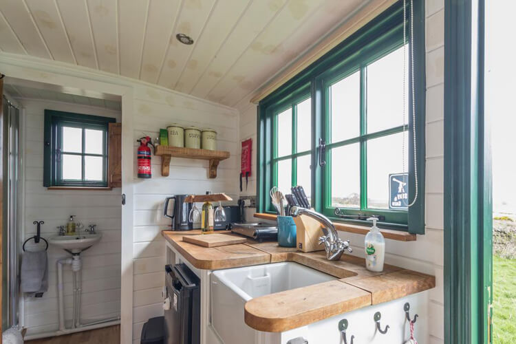 Peat Gate Shepherd's Hut - Image 2 - UK Tourism Online