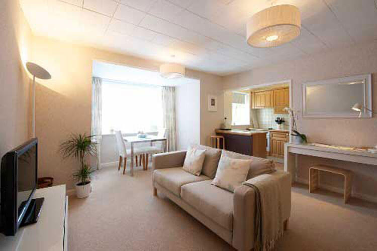 Oakfield Court Apartment Hotel - Image 3 - UK Tourism Online