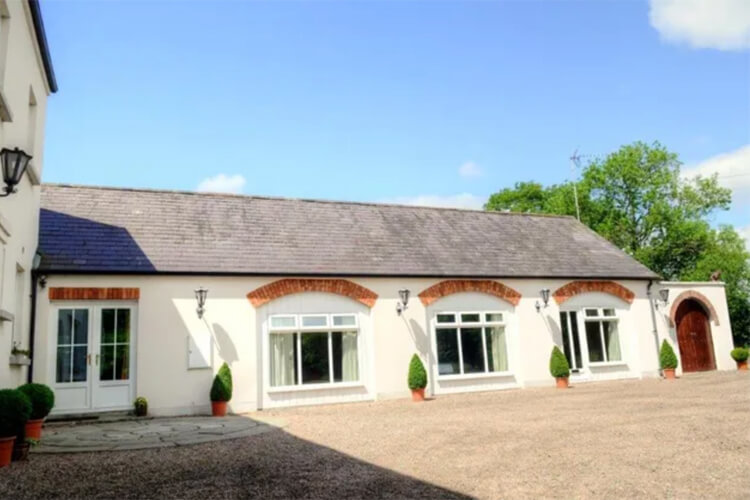 The Coach House Hot tub & Pizza Barn - Image 1 - UK Tourism Online