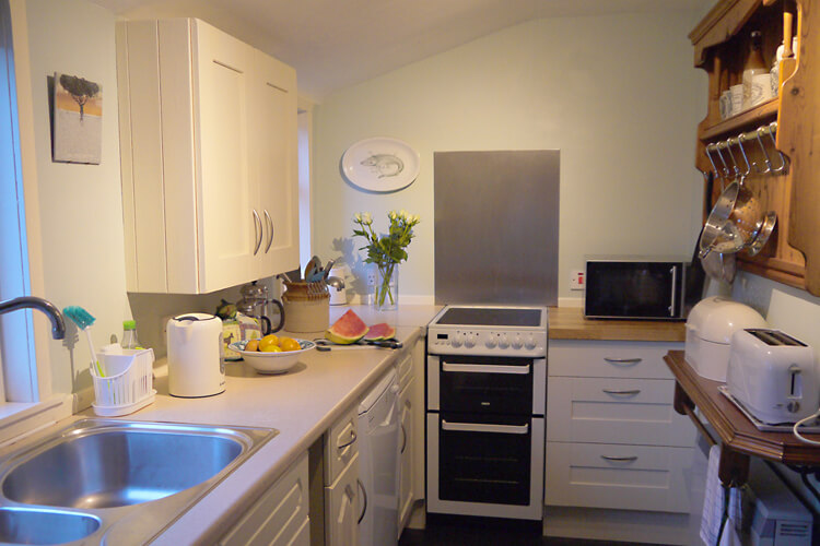 Holly Tree Cottage - Image 3 - UK Tourism Online