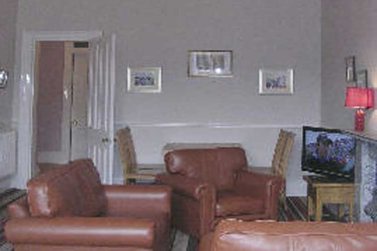 West End Apartment with Terrace - Image 2 - UK Tourism Online