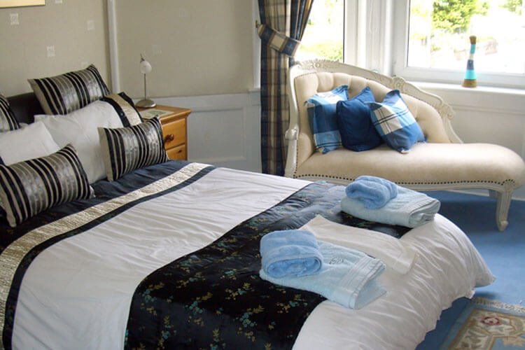 69 Cromwell Road Bed And Breakfast - Image 1 - UK Tourism Online
