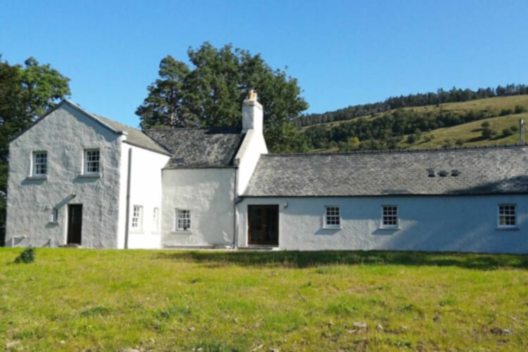 Lochside Holiday House - Image 1 - UK Tourism Online