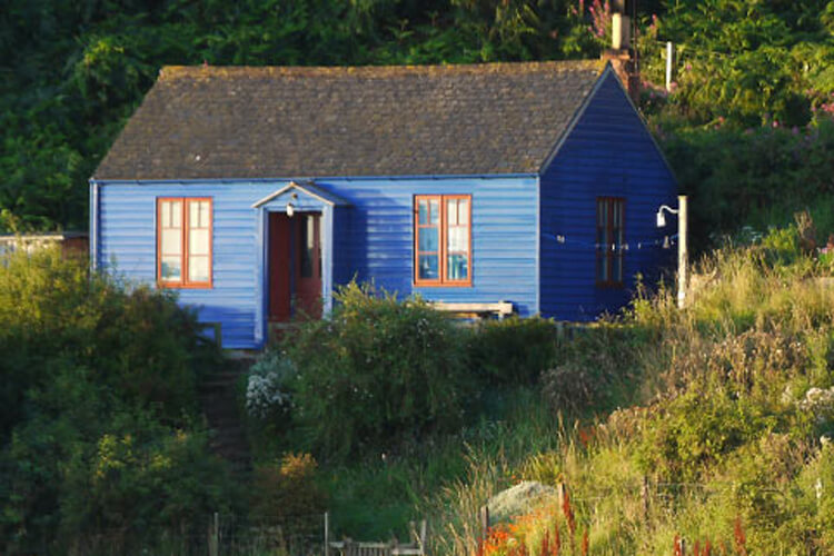 Blue Cabin by the Sea - Image 1 - UK Tourism Online