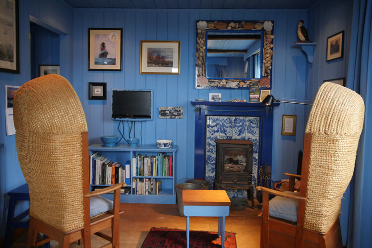 Blue Cabin by the Sea - Image 2 - UK Tourism Online