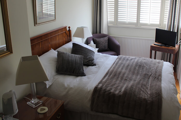 Cranleigh House Bed & Breakfast - Image 1 - UK Tourism Online