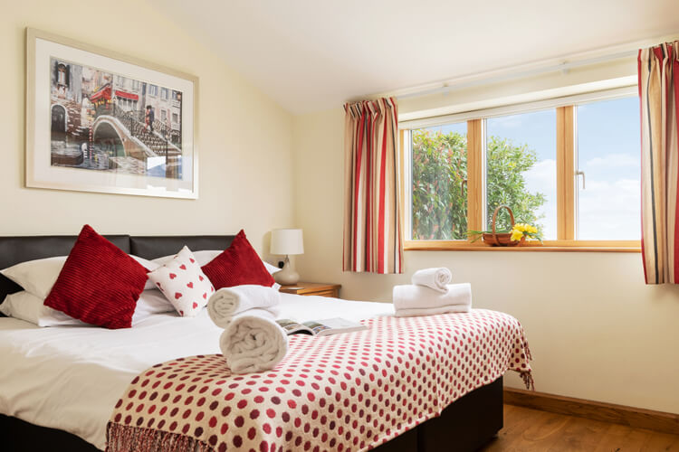 Wallops Wood Cottages - Image 2 - UK Tourism Online