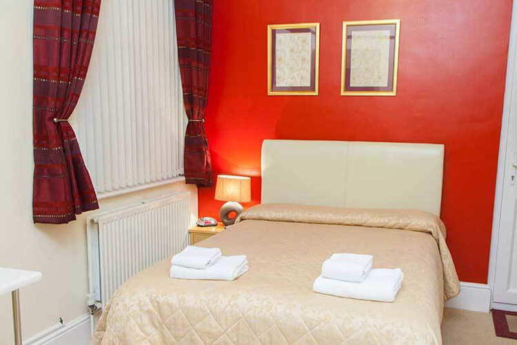 Gatwick Turret Guest House - Image 2 - UK Tourism Online