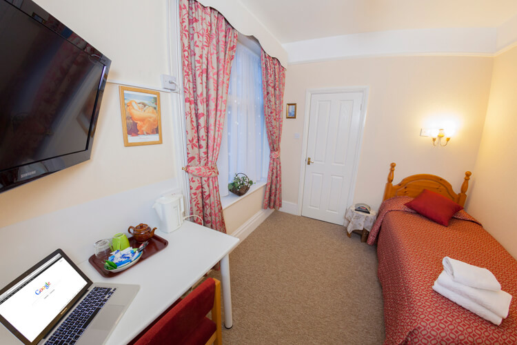 Gatwick Turret Guest House - Image 3 - UK Tourism Online