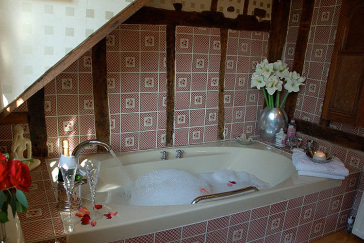 Clayton Wickham Farmhouse - Image 3 - UK Tourism Online