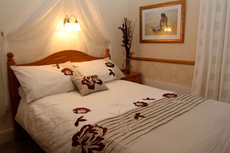Bassets Acre Holiday Apartments - Image 1 - UK Tourism Online