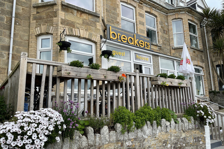Breakers Guest House - Image 1 - UK Tourism Online