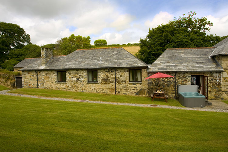 Lanhydrock Farm Cottages - Image 1 - UK Tourism Online
