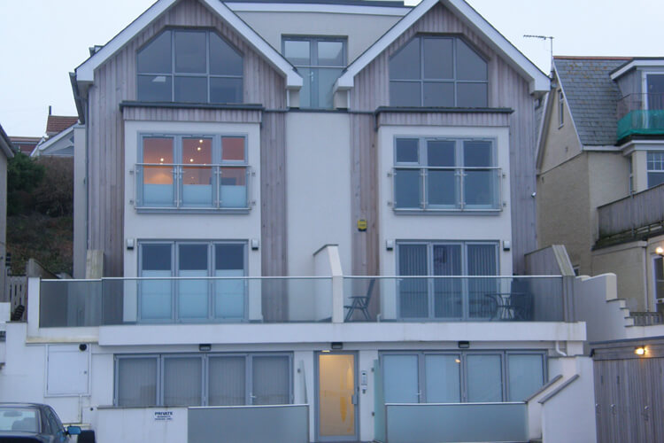 No 6 Fistral Beach Apartments - Image 1 - UK Tourism Online