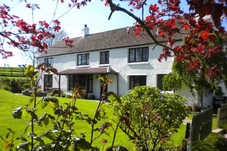 Tremaine Farmhouse Bed & Breakfast - Image 1 - UK Tourism Online