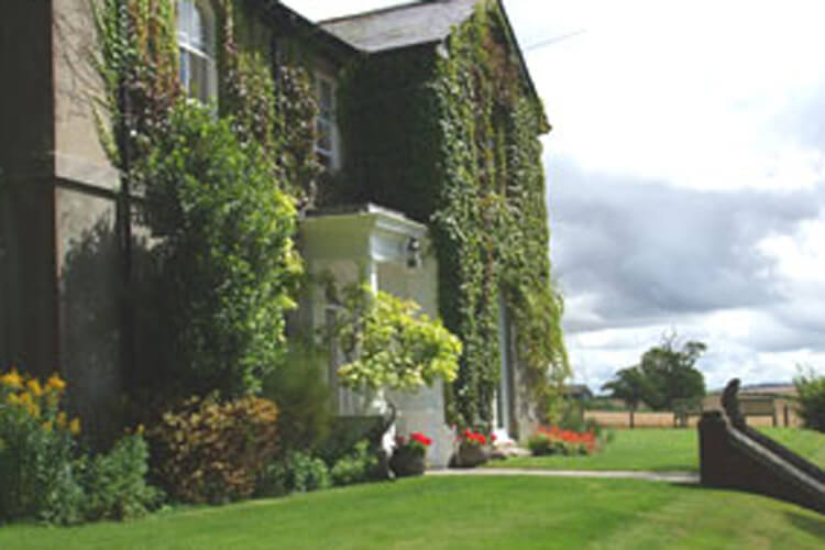 Farnham Farmhouse - Image 1 - UK Tourism Online
