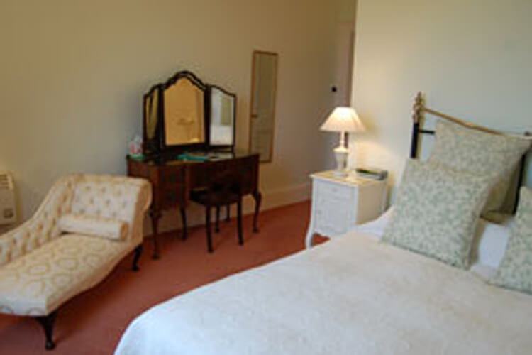 Farnham Farmhouse - Image 2 - UK Tourism Online
