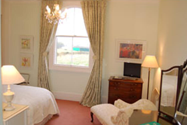 Farnham Farmhouse - Image 3 - UK Tourism Online