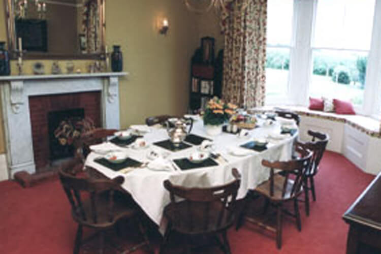 Farnham Farmhouse - Image 4 - UK Tourism Online