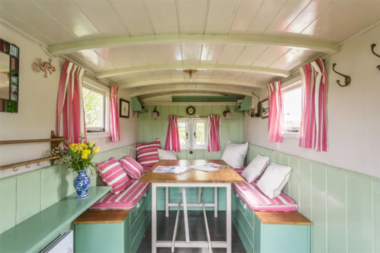 Highcross Camping Coach & Living Van - Image 4 - UK Tourism Online