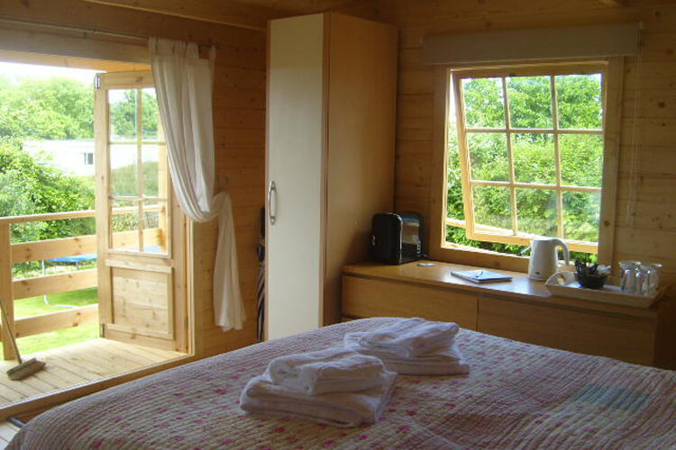 Morlais Log Cabin - Image 3 - UK Tourism Online