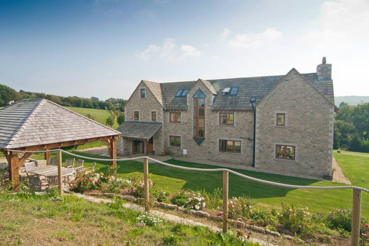 Purbeck Valley Farmhouse - Image 1 - UK Tourism Online