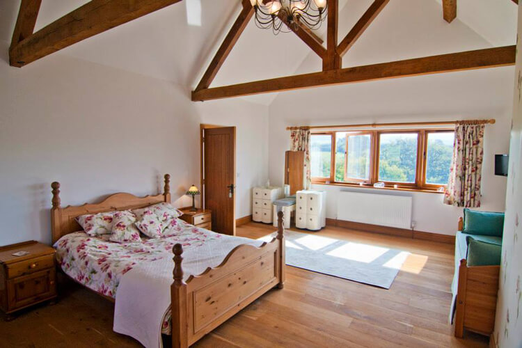 Purbeck Valley Farmhouse - Image 2 - UK Tourism Online