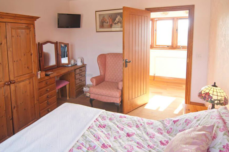 Purbeck Valley Farmhouse - Image 3 - UK Tourism Online