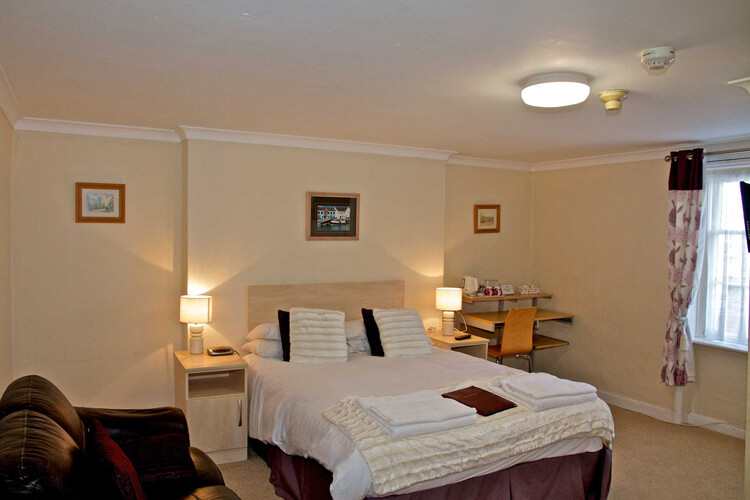 Weymouth Beach B&B - Image 1 - UK Tourism Online