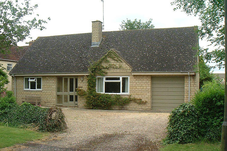 Sarum Bungalow - Image 1 - UK Tourism Online