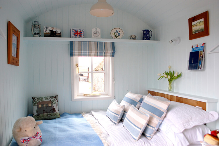 To Rest a While Shepherds Hut - Image 1 - UK Tourism Online