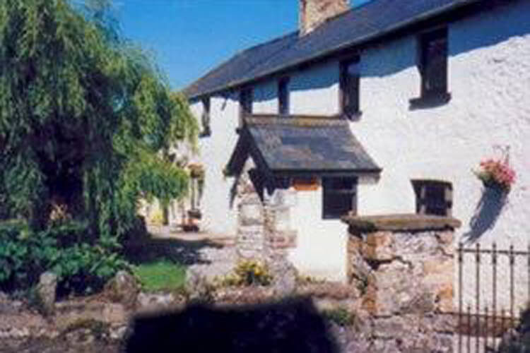 Clawdd Coch Guest House - Image 1 - UK Tourism Online