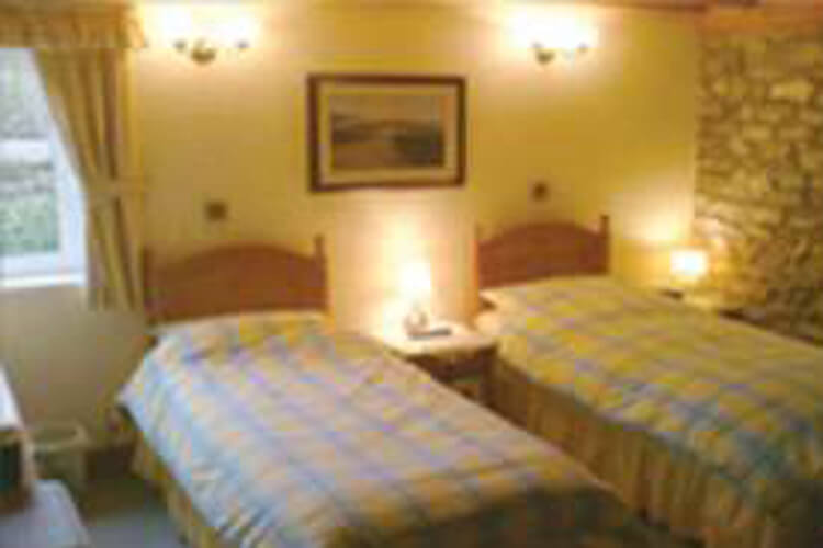 Clawdd Coch Guest House - Image 2 - UK Tourism Online