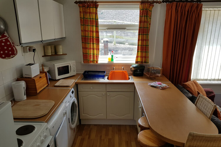 Gower Coast Holiday Bungalow - Image 2 - UK Tourism Online