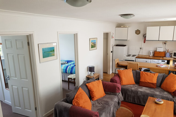 Gower Coast Holiday Bungalow - Image 3 - UK Tourism Online