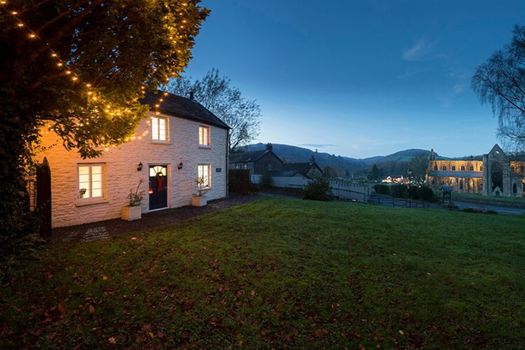 Monmouthshire Cottages - Image 1 - UK Tourism Online