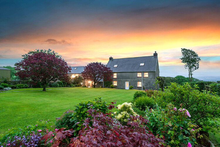 Kidwelly Farm Cottages - Image 1 - UK Tourism Online