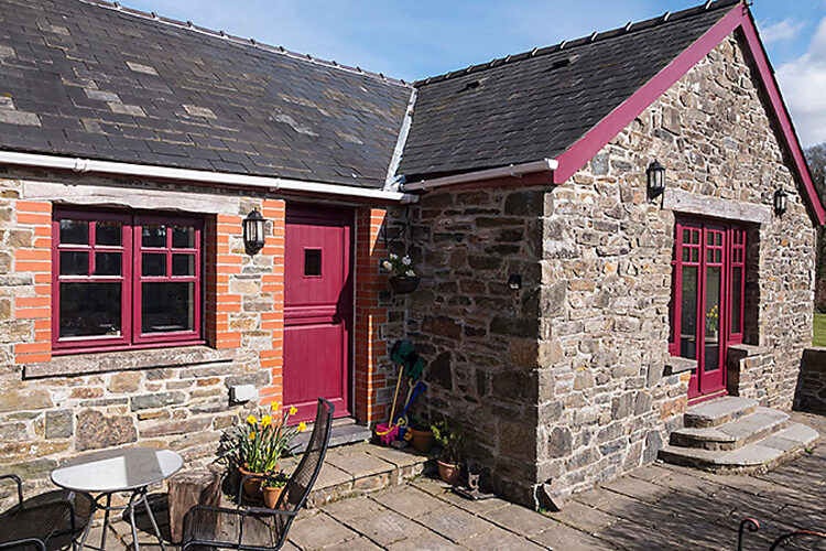 Old Oak Barn Holiday Cottage - Image 1 - UK Tourism Online