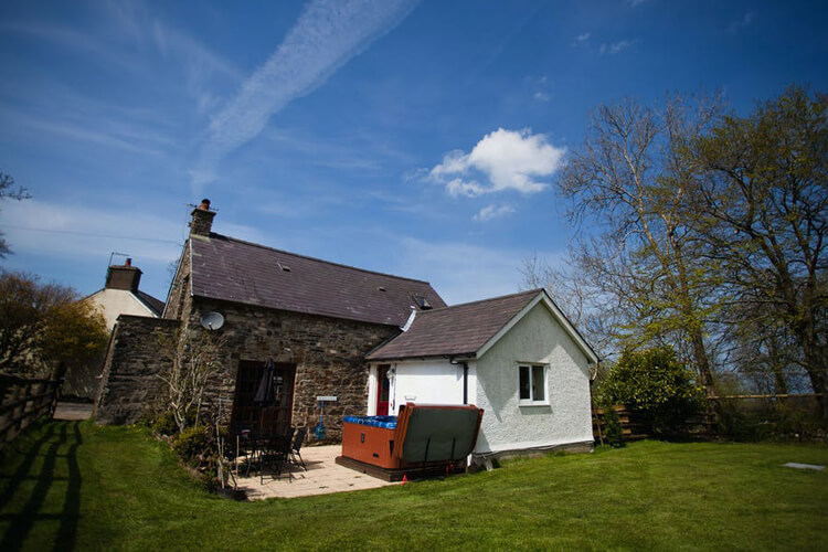 Glyncoch Isaf Farm - Image 1 - UK Tourism Online