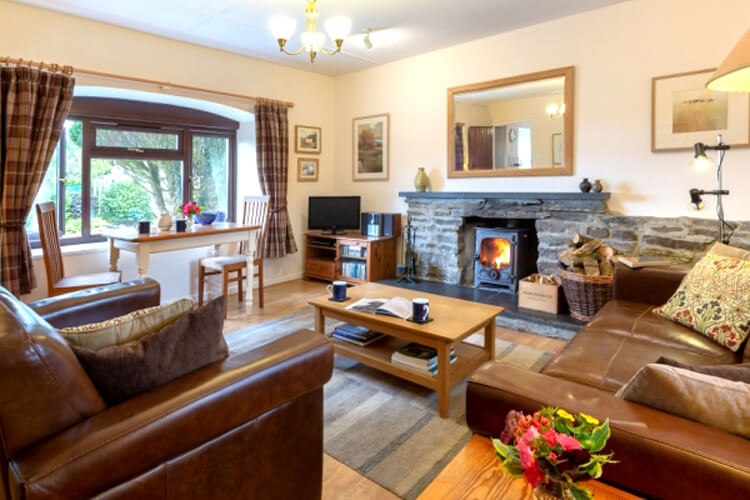 Llwyncrwn Farm Holiday Cottages - Image 1 - UK Tourism Online