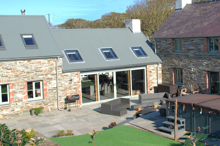 Towyn Farmhouse - Image 1 - UK Tourism Online