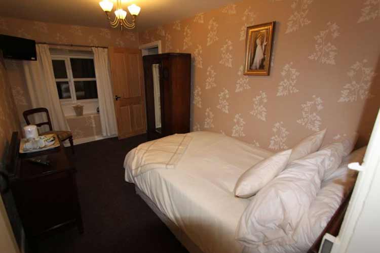 Cernioge Bach Farmhouse B&B - Image 1 - UK Tourism Online