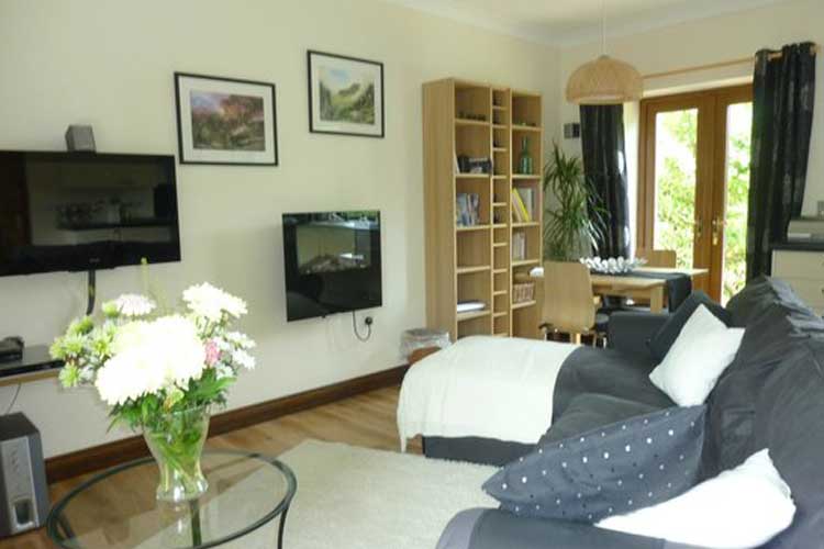 Cysgod y Coed Self Catering Accommodation - Image 3 - UK Tourism Online